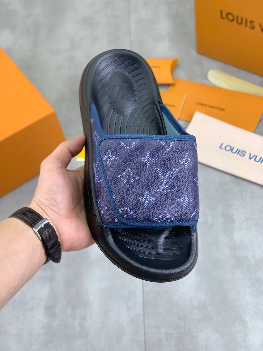 Men's shoes 💰P320💰【New style】🆘 Original quality 【LOUIS VUITTON】The popular Louis Vuitton LV men's slippers on the official website are on sale simultaneously! Original fabric imported from Italy. Original bottom provided by the original factory. Number of yards: 38-44 (customized to 45). Multiple colors to choose from. Fully packaged drawer box.